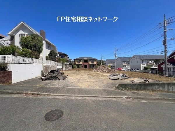 外観:2階建て住宅が建並ぶ閑静な区画整理された住宅街に位置し、車通りも少ないので静かな日常を送る事が出来る住環境です。