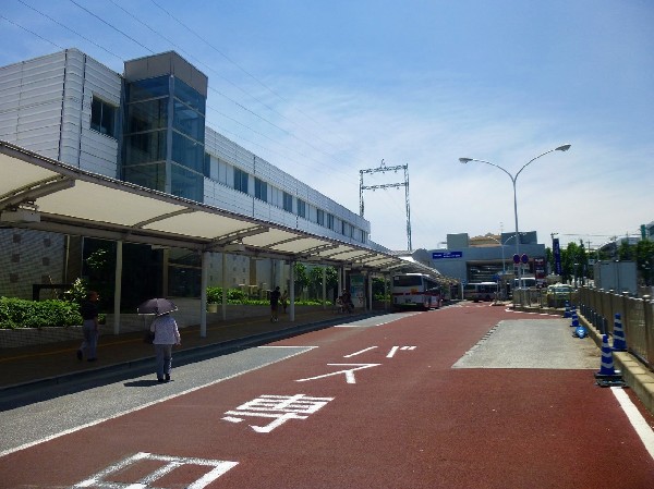 周辺環境:あざみ野駅　(渋谷駅まで乗り換えなしで約35分で行ける。横浜市内で上位を争う人気の駅。)