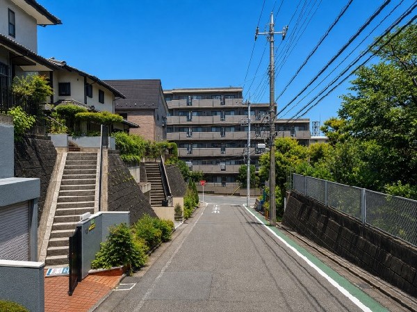 外観:毎日のお散歩も快適な緑に恵まれた閑静な住宅地は、伸び伸びスローライフを叶えてくれます。自然豊富な季節の移ろいを身近に感じられる環境で子育てすれば、お子様もきっと素直に成長してくれるはずです！