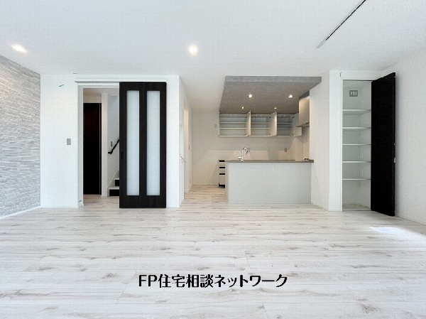 想像以上の質感が訪れる者の心を離さない。フローリング素材、窓の配置、壁面タイル、カラーバランス、どれをとってもワンランク上の仕上がり。