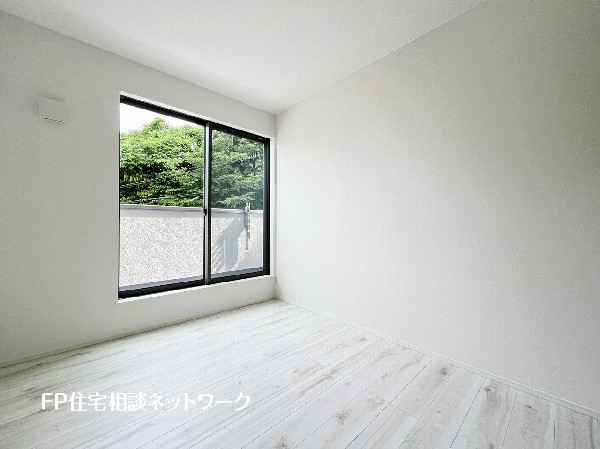 落ち着きあるグレー系のアクセントクロスです。明るすぎない、落ち着きと安らぎを感じさせる雰囲気になっています。