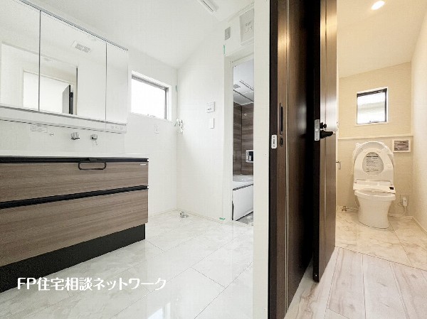 ウォシュレット、暖房便座機能付のトイレです。従来型に比べ節水効果があり、お手入れもしやすいので、家計も家事の負担も軽減してくれます。