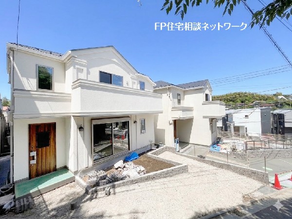 外観:全23棟の大型開発現場！整った街並で125m2以上のゆとりの敷地に家事動線にもこだわったデザイナーズ住宅です。