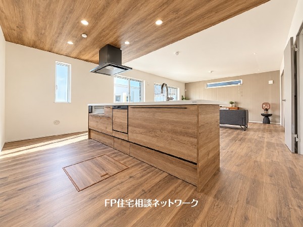 リビングで遊ぶお子様を見守りながらお料理が出来る対面式カウンターキッチンは、料理をしながらご家族との会話を楽しめます。毎日のお料理も楽しくなりますね。