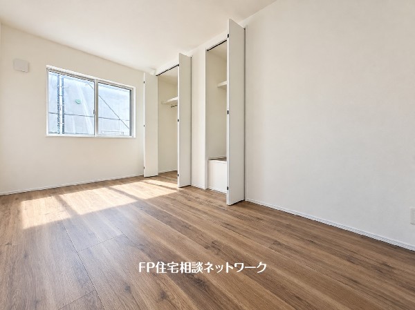 2面採光でお部屋の隅々まで明るい印象の居室。おひさまの光を、爽やかな風をたっぷりと取り込めます。居室内はいつも明るいので、毎日の生活も自然と明るくなりますね。