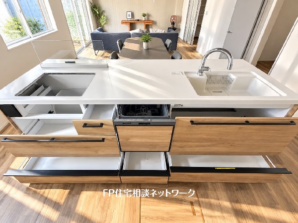 スライド収納付きのシステムキッチン。料理器具なども収納できて出し入れもスムーズ。収納量もたっぷりなので料理器具やストック調味料なども入れられる。