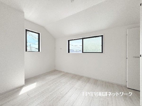 光を取り込みやすい2面採光の居室は日当良好。クローゼットの完備で収納スペースも十分。お子様にとっての「自分の部屋」。学習デスクやベッドの配置もラクラクです。