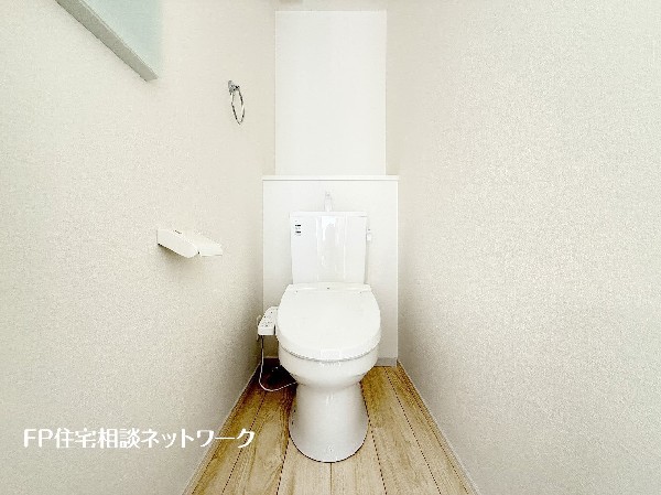 ウォシュレット、暖房便座機能付のトイレです。従来型に比べ節水効果があり、お手入れもしやすいので、家計も家事の負担も軽減してくれます。