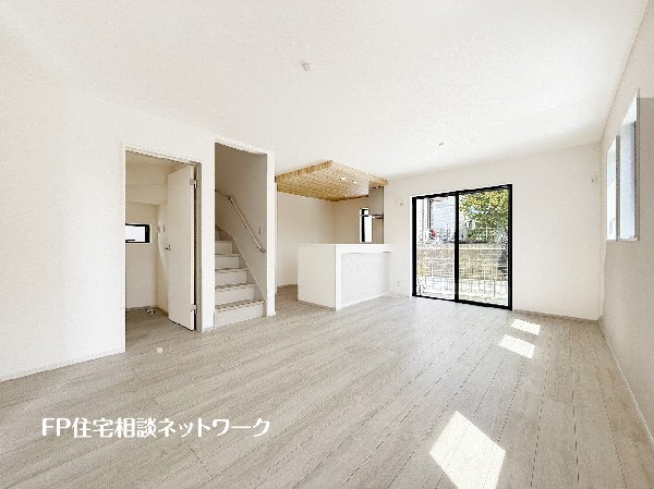 大切な家族が集まるからこそLDKにはこだわりたい。日当たりのよい広いＬＤＫを、子供たちが元気に走り回っている姿を見た時「広い家にして良かった」と思う。