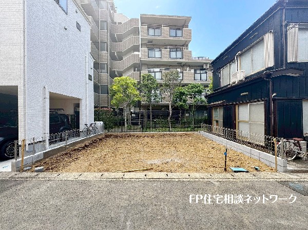 外観:敷地と道路に高低差がない整形地！西側は隣地の建物が隣接していないので解放感のある現地です。