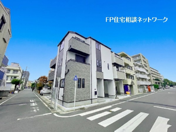 外観:【類似外観同仕様】施工例のため分譲中の建物とは外壁、屋根開口部等の形状・仕様が異なります。