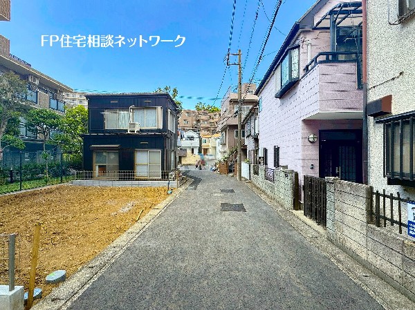 外観:大通りから1本入った場所に位置し、車通りも少なく前面道路幅員はゆとりの4.5ｍあります。