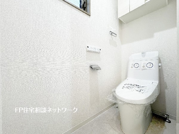 ウォシュレット、暖房便座機能付のトイレです。従来型に比べ節水効果があり、お手入れもしやすいので、家計も家事の負担も軽減してくれます。