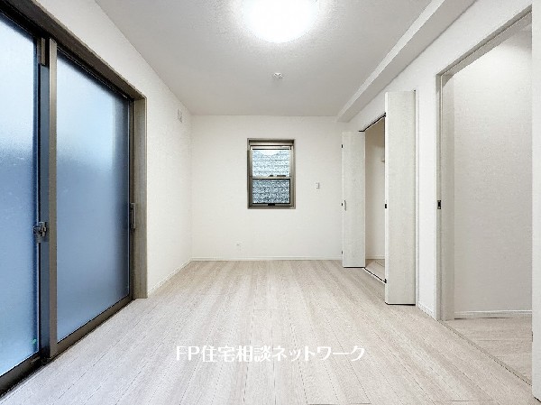 白を基調にしたフローリングは心地よく飽きのない色合いで、カーテン、家具などのインテリアを合わせやすいのもうれしい。