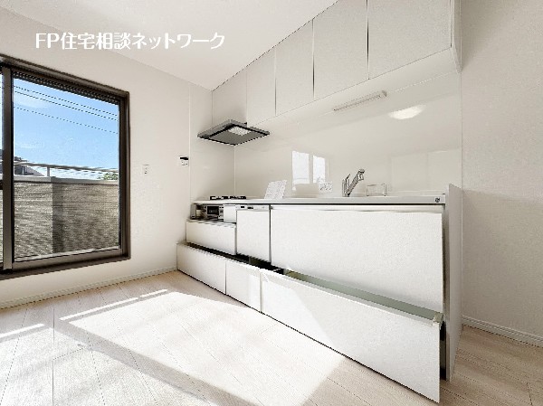 スライド収納付きのシステムキッチン。料理器具なども収納できて出し入れもスムーズ。収納量もたっぷりなので料理器具やストック調味料なども入れられる。