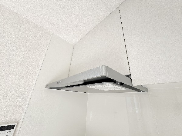 設備ステンレスの鈍い輝きが高級感を醸し出す換気扇。従来タイプよりも換気効果に優れ、フィルター交換もお掃除も容易になりました。