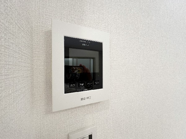 設備モニター付インターホンが標準仕様です。戸建暮らしだと、集合住宅に比べ、より不安になりがちな防犯面、目で確認できるからあんしんです。