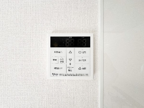 設備ワンタッチでお湯張りや保温が可能なフルオートバス。仕事や塾など入浴時間が異なる家でも、保温機能でいつでも快適に入浴が可能です。