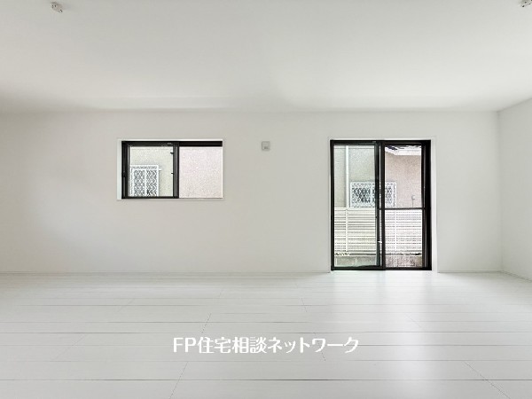 オープンな空間を生み出す、広がりとゆとり。家族と過ごす時間を大切にしたい方にぴったりのゆとりある住空間です。日差しがリビングの隅々までしっかりと届きます。
