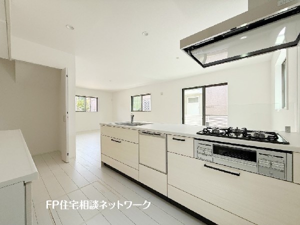 リビングで遊ぶお子様を見守りながらお料理が出来る対面式カウンターキッチンは、料理をしながらご家族との会話を楽しめます。毎日のお料理も楽しくなりますね。
