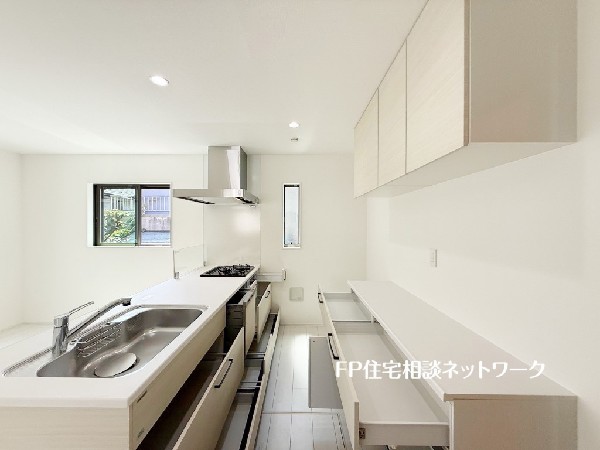 広々キッチンは収納も大容量。お鍋やフライパン、油や調味料はもちろんのこと、ビールや非常食なども収納できるほどの収納スペースを確保しています。