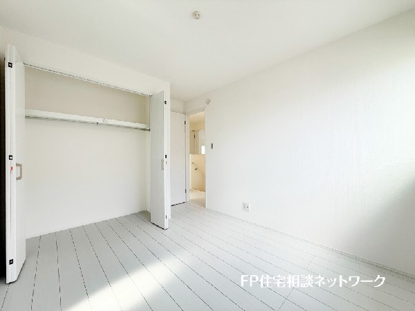 収納力が豊富な大型クローゼット。普段着やスーツはもちろんのこと、コート類などもしっかり掛けられます。奥行きもあり、部屋がスッキリしますね。