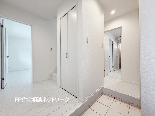 玄関ホールがスッキリ広々としていると帰る時も出ていく時も気持ちが良い。来客を出迎える玄関が綺麗ならその家の印象が良くなる。