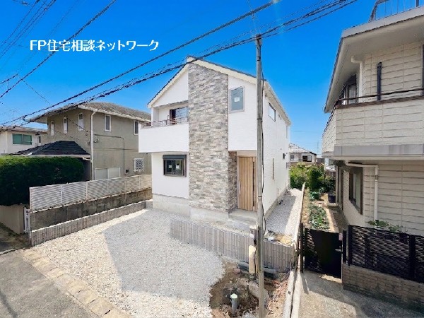 外観:土地面積141.04m2のゆとりの敷地！カースペースも2台駐車可能、建物も延床面積108m2を超す大型4LDKです。