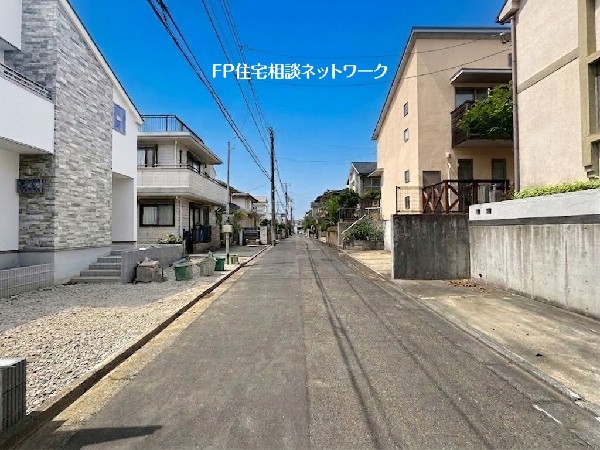 外観:前面道路は幅員約5ｍあり、道路に高低差が無い敷地。車の運転が苦手な方もで安心です。