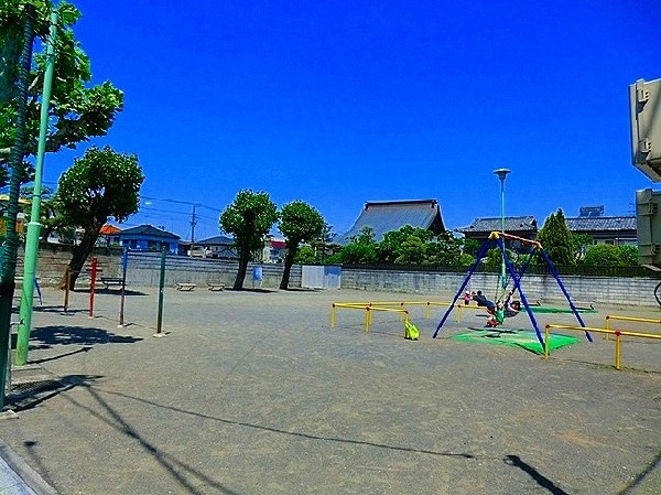 周辺環境:南加瀬第一公園 (近隣には、公園もあり、青空の下で駆け回ったり、遊具で遊んだり、思い思いの遊びができます。)