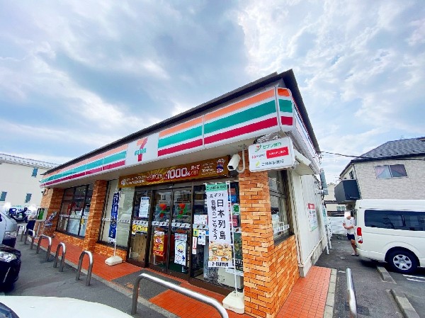 周辺環境:セブンイレブン京王読売ランド前店(セブンミールは大好評です。今や公共料金の支払いや宅配など、色々な用途があるコンビニは必須ですね。)