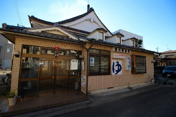 周辺環境:宿河原浴場(駐車場は約20台分あります。多摩川のマラソンコースのそばで運動後の汗を流すにも便利です)