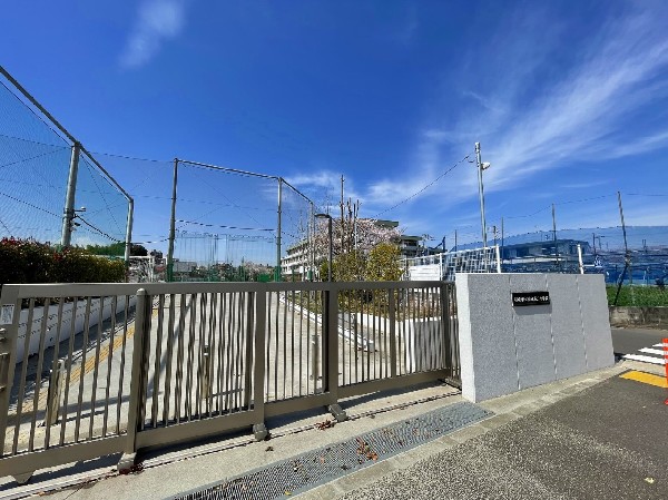 周辺環境:稲城市立稲城第一小学校(明治4年創立の長沼郷学校を母体とする。現在までに1万名を超える卒業生を送り出し、都内でも長い歴史と伝統を誇る学校です。)