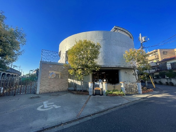 周辺環境:中島ゆうし保育園(地域の山や公園を庭として、地域の方々に見守られる環境です。)