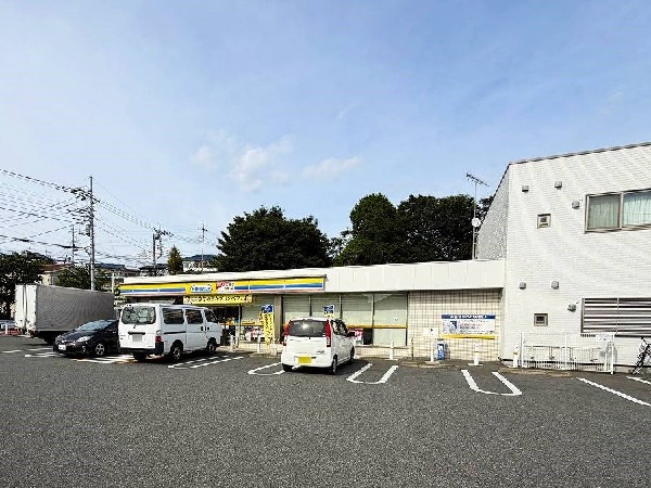 周辺環境:ミニストップ 国立谷保店(～街角のあなたの憩いの場～ソフトクリームやポテトなどオリジナルのスナックをコンビニ内で食べれます。)