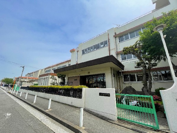 周辺環境:臨港中学校　(成長の過程でより濃い時間を過ごす3年間。ここで過ごす時間は、お子様にとって、とても大切な思い出となるはずです。)