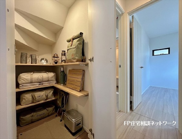 【階段下収納】本画像はAIがCGで家具を作成しており、実際の現地に家具は設置されておりません。また、販売価格に家具等は含まれておりません。