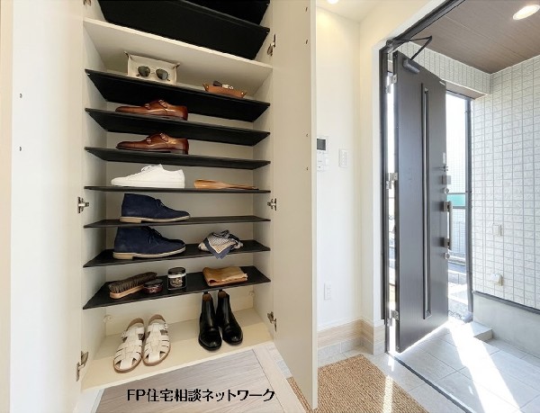 【玄関】本画像はAIがCGで靴・小物を作成しており、実際の現地に靴・小物は設置されておりません。また、販売価格に靴等は含まれておりません。