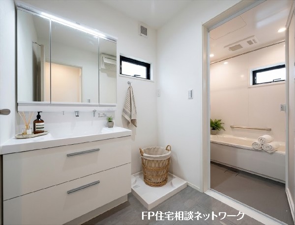 【浴室洗面室】本画像はAIがCGで家具を作成しており、実際の現地に家具は設置されておりません。また、販売価格に家具等は含まれておりません。