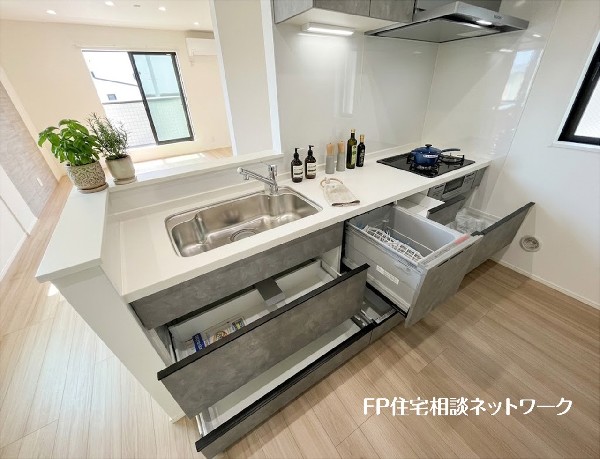 【キッチン収納】本画像はAIがCGで小物を作成しており、実際の現地に小物は設置されておりません。また、販売価格に小物等は含まれておりません。