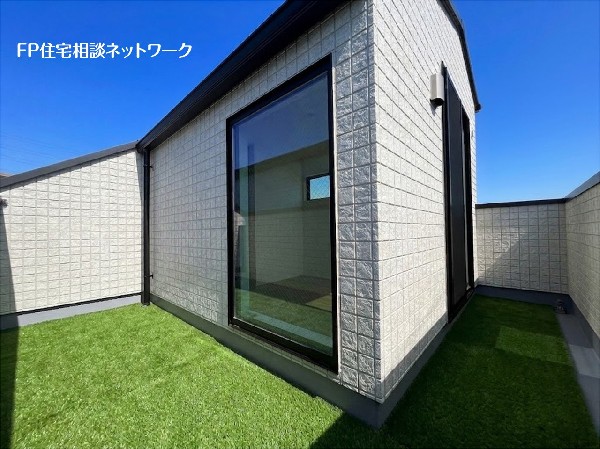【3階バルコニー】本画像はAIがCGで芝を作成しており、実際の現地に芝は設置されておりません。また、販売価格に芝等は含まれておりません。