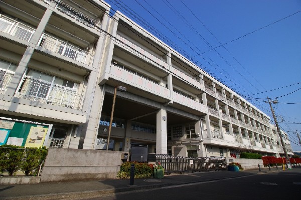 周辺環境:神奈川中学校(人を思いやり、共に生きる喜びを学ぶ事。行動に責任を持ち、集団の中で自分を活かす事。様々な体験を通じて、自分を知り、学びを大切にする。)