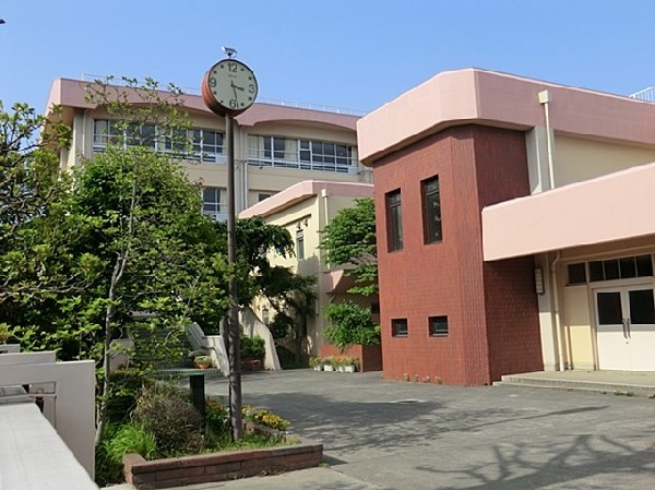 周辺環境:王禅寺中央中学校　(川崎市麻生区の王禅寺中学校と白山中学校が統合されて、平成20年4月に開校した学校です。)