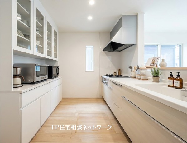 【キッチン収納】  本画像はAIがCGで家具・小物を作成しており、実際の現地に家具・小物は設置されておりません。また、販売価格に家具・小物等は含まれておりません。