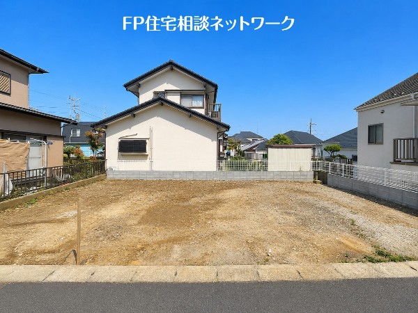 外観:四季を通じて自然と触れ合えるスポットが周辺には盛りだくさん！お散歩やジョギング、週末のご家族での遊びに最適です。目の前に広がる開放感とゆとり、暮らしの夢を育む理想の住まいがここにはあります。