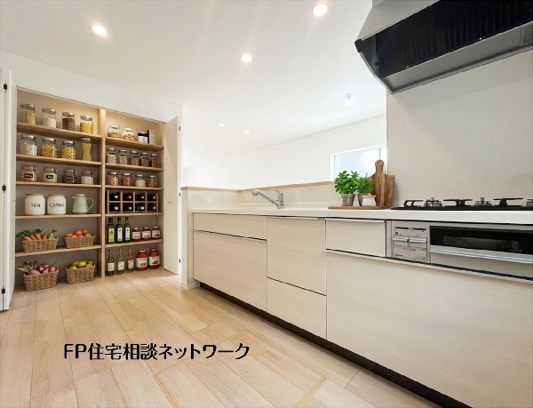 【キッチン収納】  本画像はAIがCGで家具・小物を作成しており、実際の現地に家具・小物は設置されておりません。また、販売価格に家具・小物等は含まれておりません。