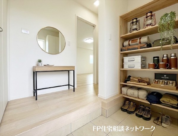 【玄関】  本画像はAIがCGで靴・小物を作成しており、実際の現地に靴・小物は設置されておりません。また、販売価格に靴等は含まれておりません。