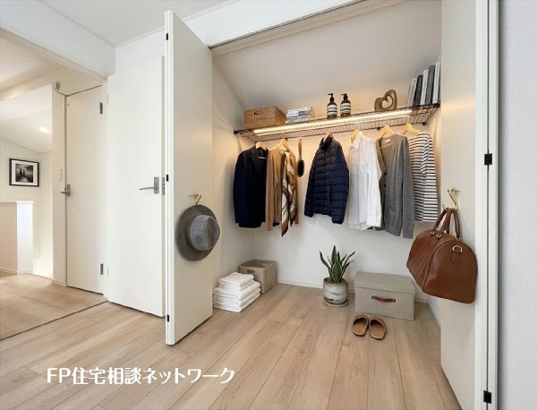 【クローゼット】  本画像はAIがCGで衣類・小物を作成しており、実際の現地に衣類・小物は設置されておりません。また、販売価格に衣類・小物等は含まれておりません。