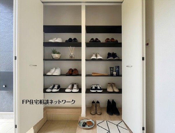 【玄関】  本画像はAIがCGで靴・小物を作成しており、実際の現地に靴・小物は設置されておりません。また、販売価格に靴等は含まれておりません。