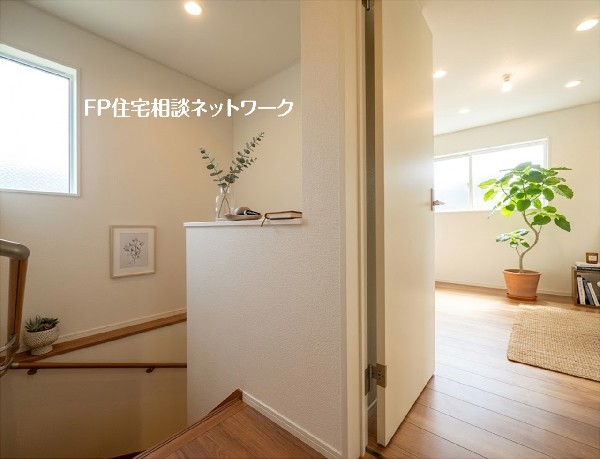 【2階廊下】  本画像はAIがCGで小物を作成しており、実際の現地に小物は設置されておりません。また、販売価格に小物等は含まれておりません。